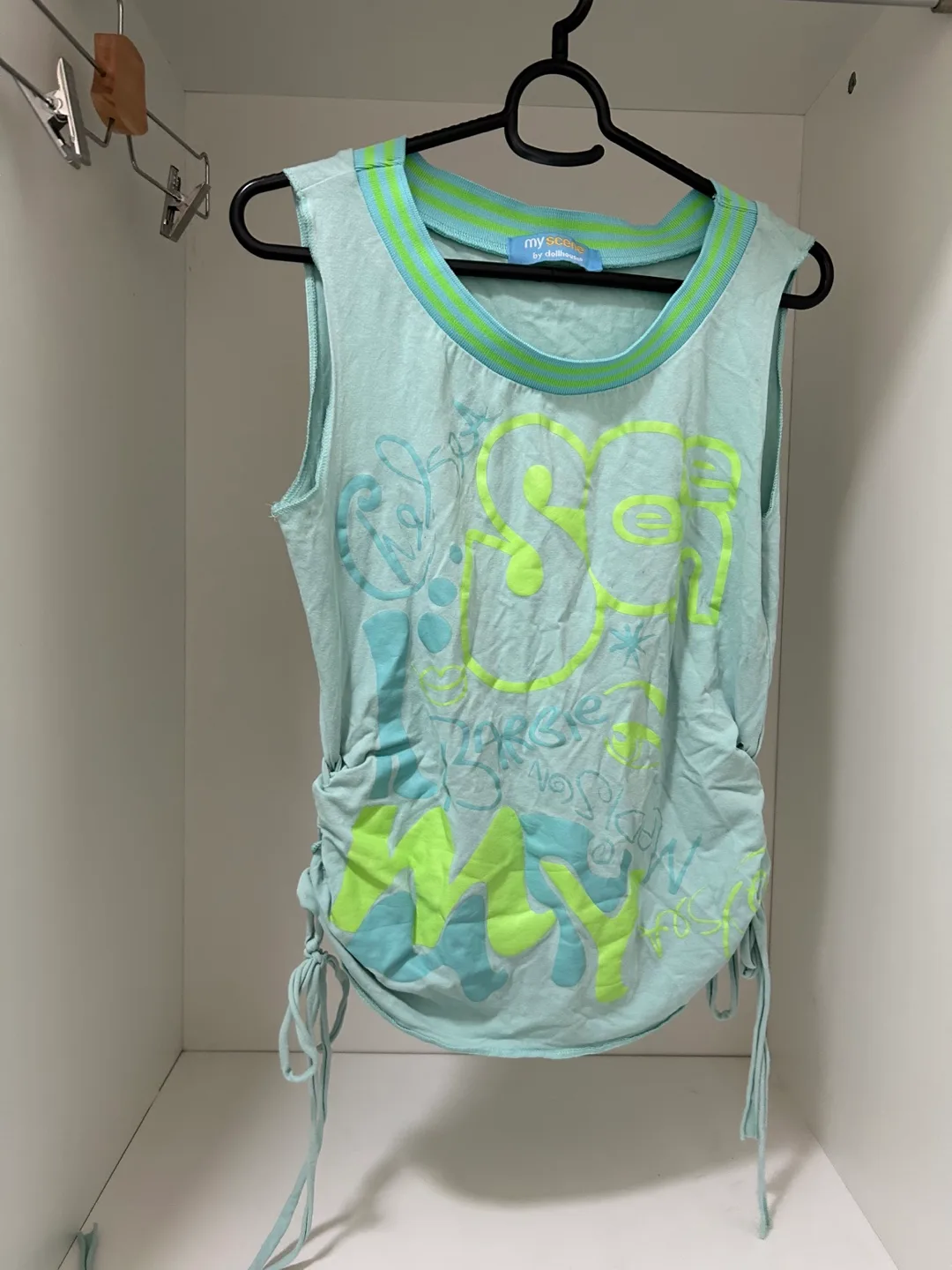 민트색 상큼한 민소매 티셔츠