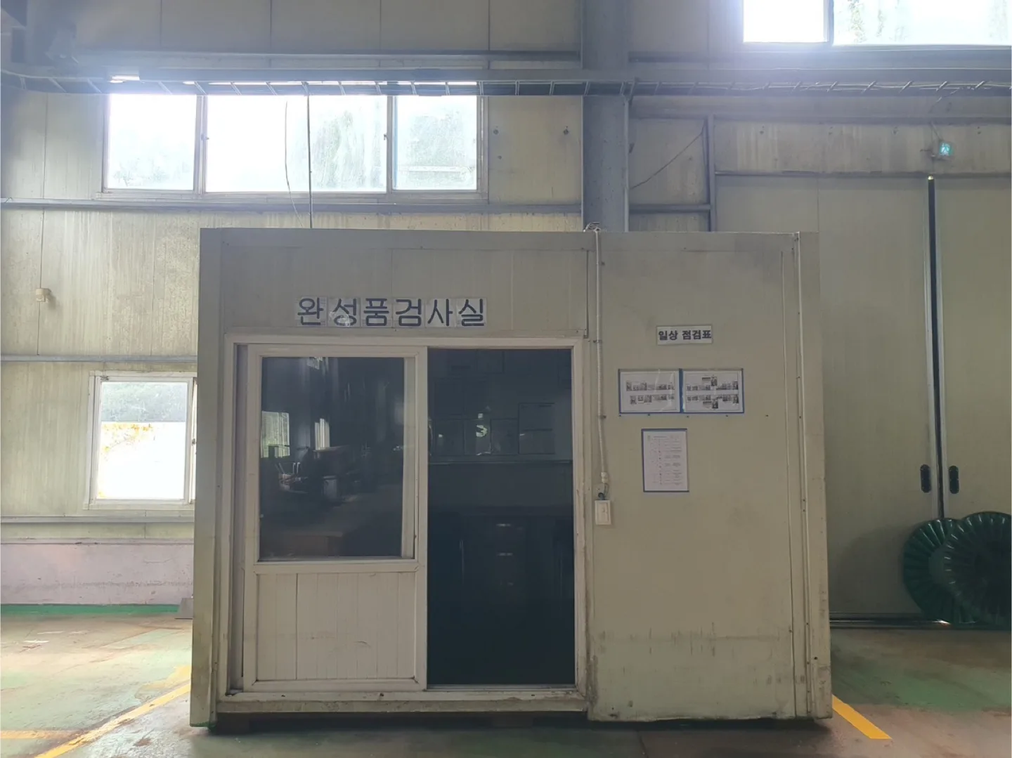 간이부스 사무실 책상 화이트보드판 에어컨 실외기