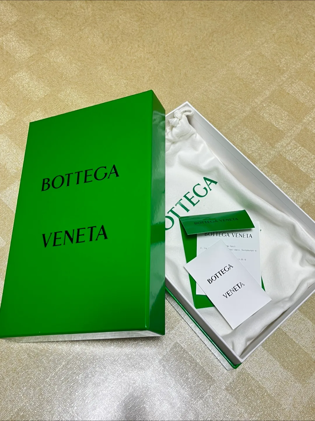 보테가 베네타 미니 카세트백 (마지막 가격)