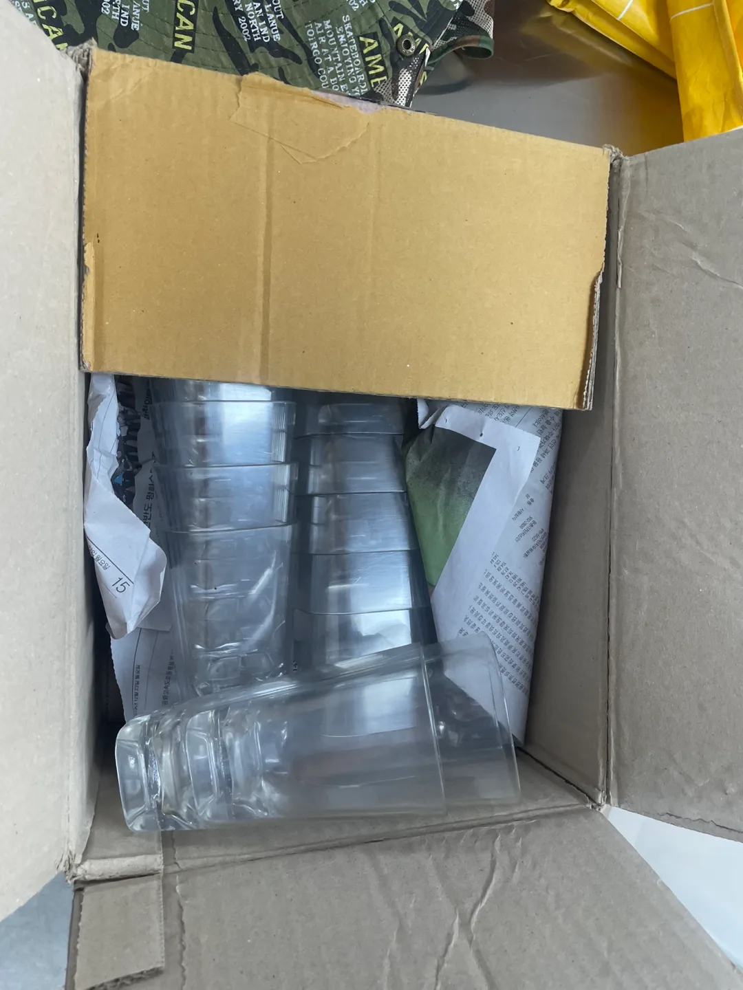 투명 플라스틱 컵