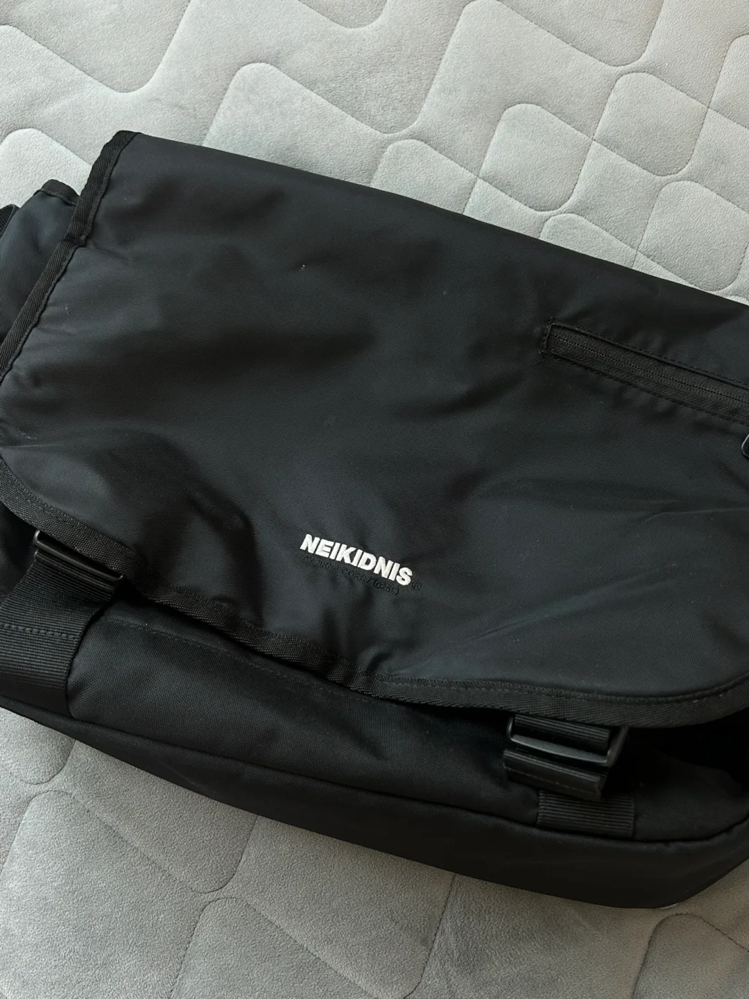 네이키드니스 메신저백 블랙