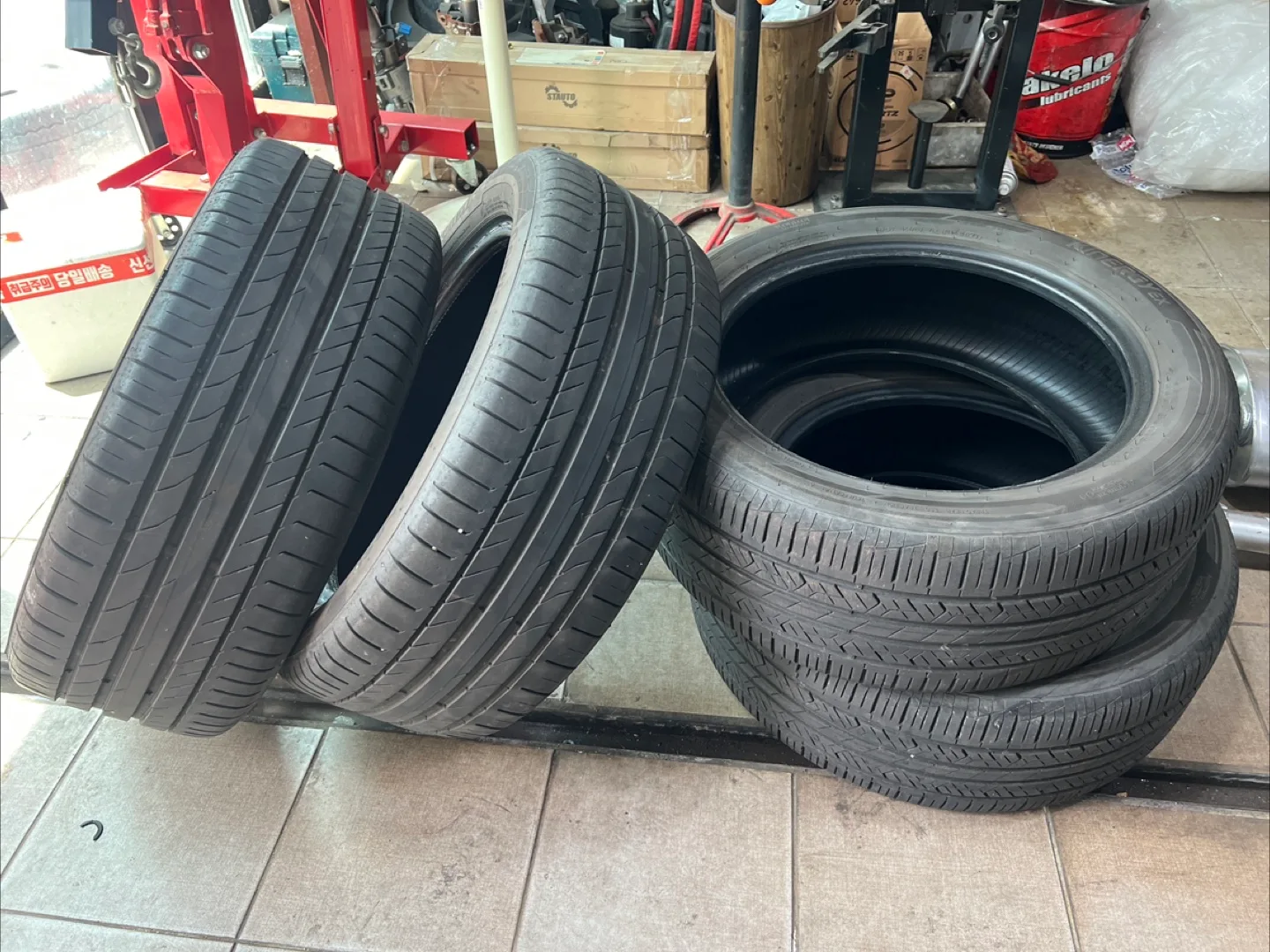 중고 타이어 판매합니다. 사이즈 235 50 18