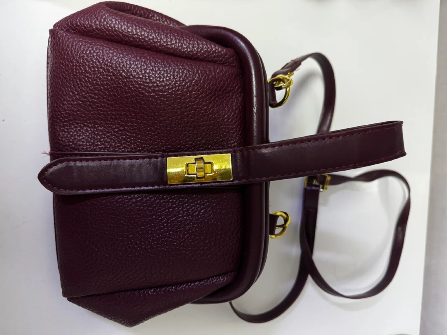 와인 컬러 미니백, 골드 장식 (중고)