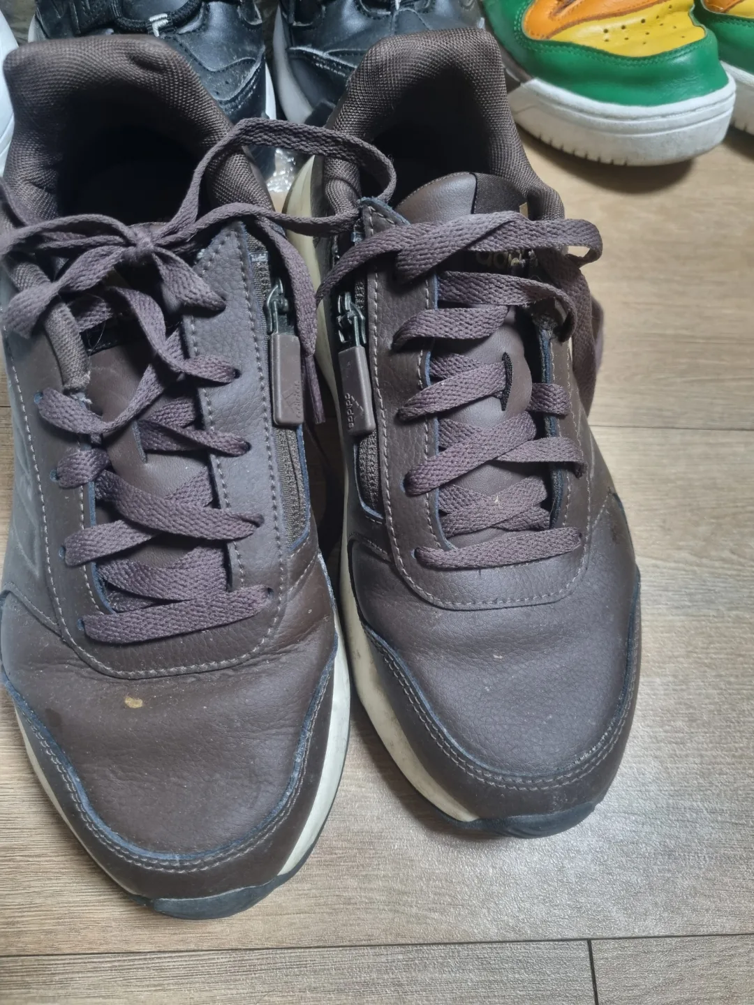 아디다스 브라운 가죽 운동화