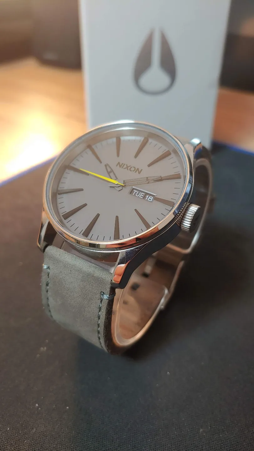 닉슨 센트리 그레이 시계