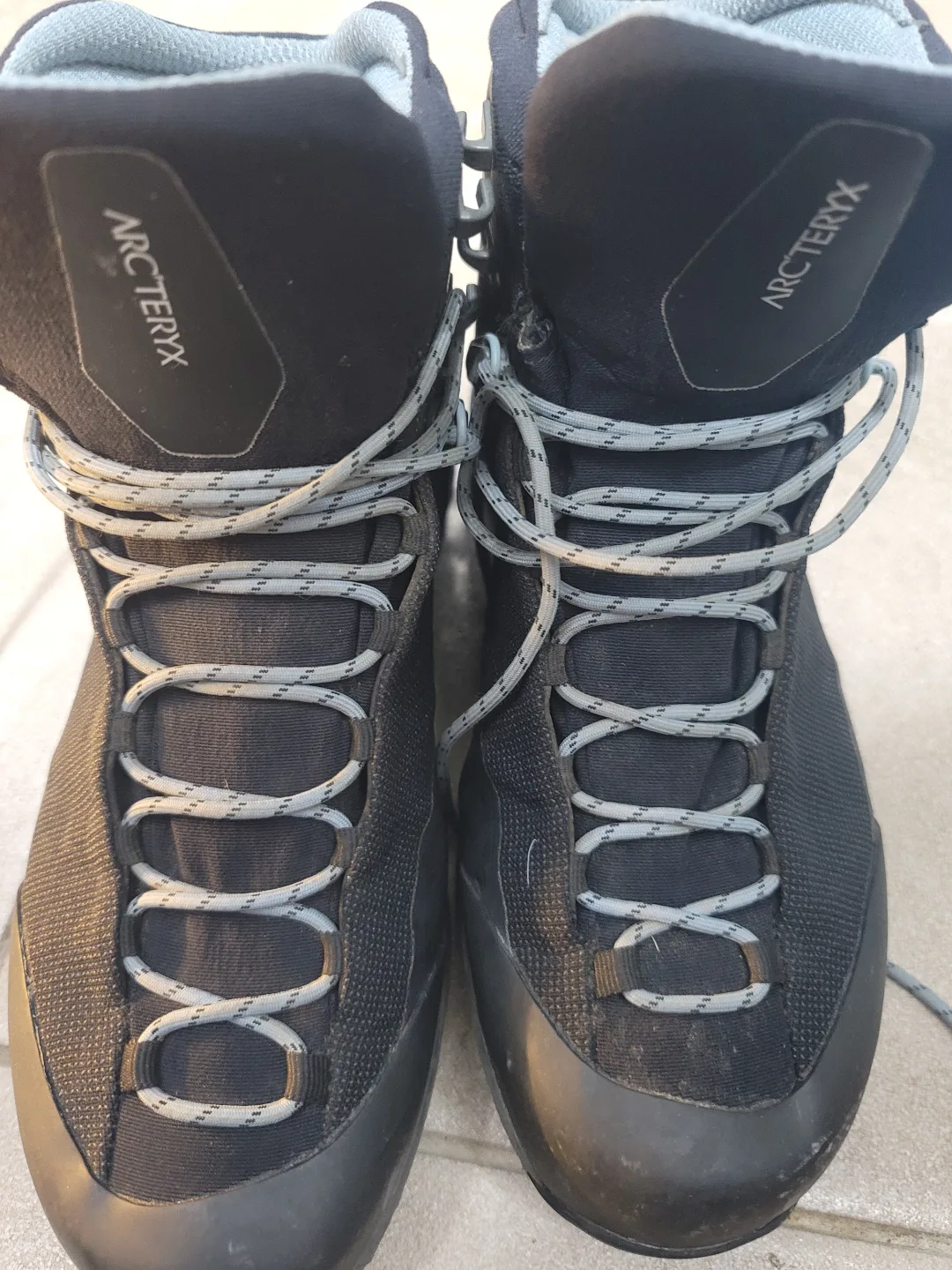 아크테릭스 신발 팝니다.