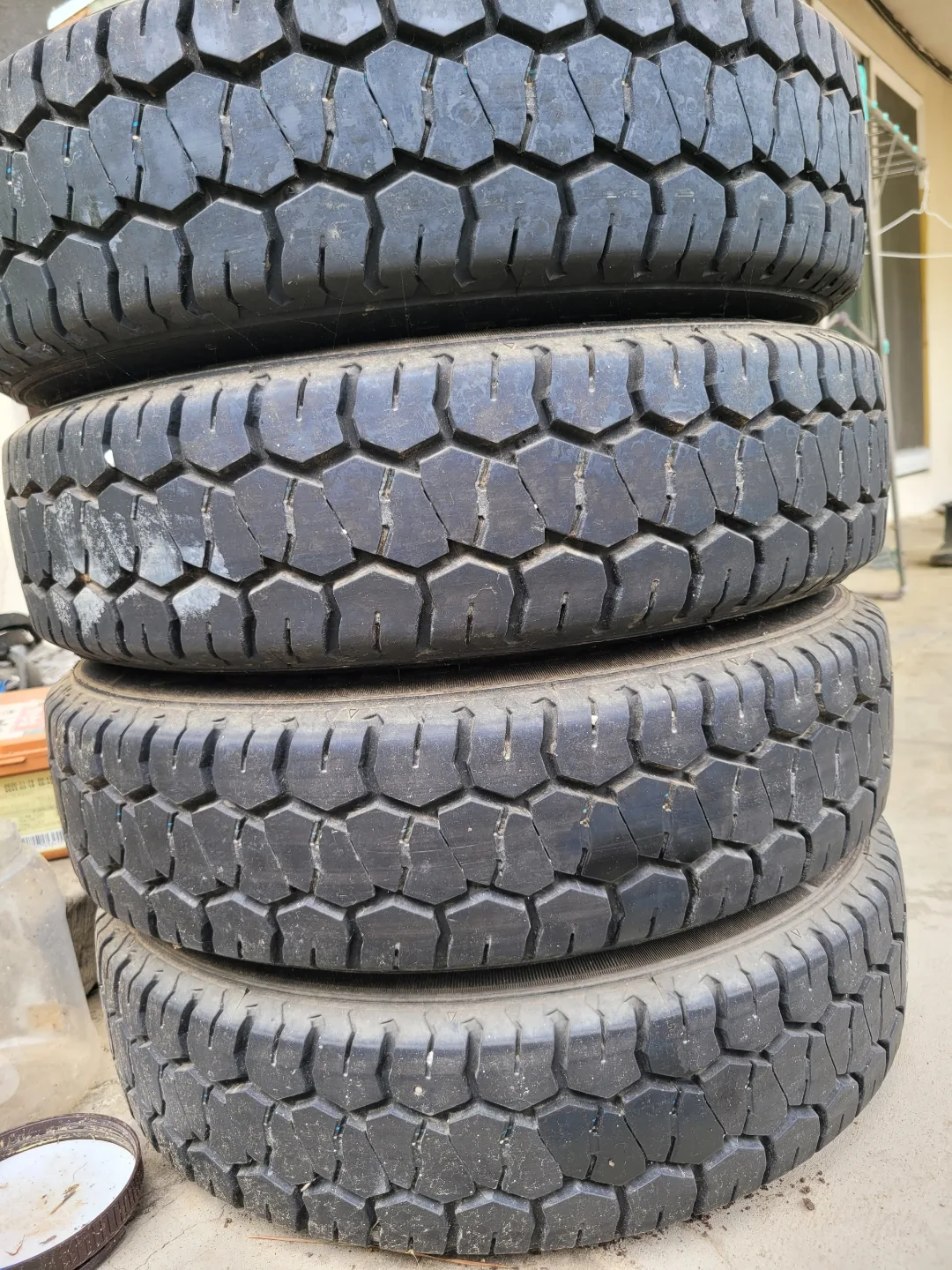 봉고3장착했던 중고타이어입니다.휠포함 상태양호합니다.금호 포트란 KC55 145R13 타이어