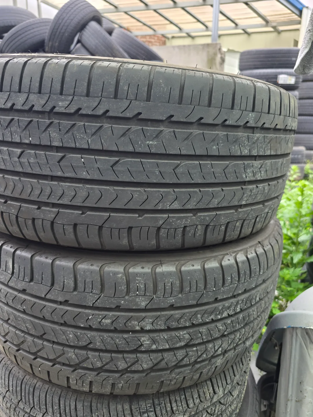중고 타이어 굿이어 245. 45. 18. 4본 있습니다