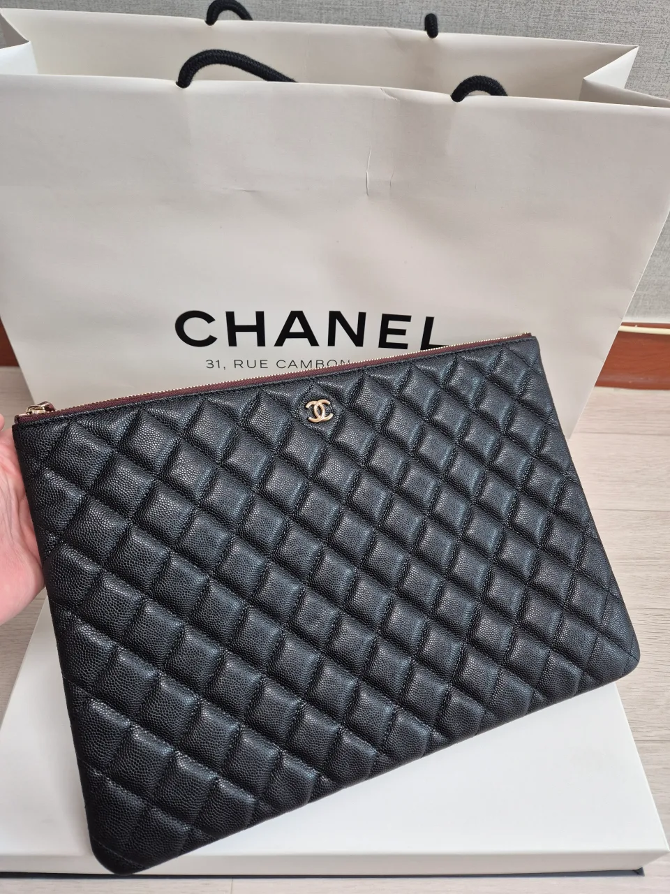 샤넬 클래식 금장 라지 31번대 클러치 극미중고 판매합니다