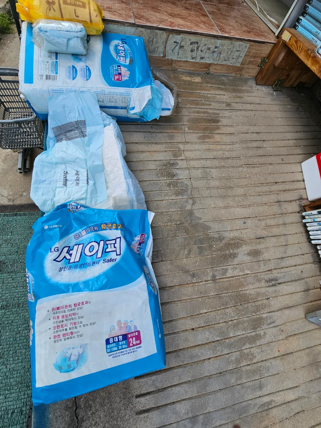 중고 개봉했는거 입니다. LG 세이퍼 안심팬티 중대형 24개입