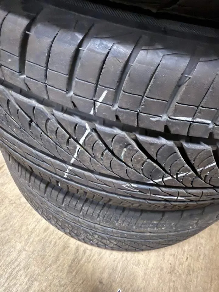 벤츠 사계절 18ch 중고 타이어 팝니다