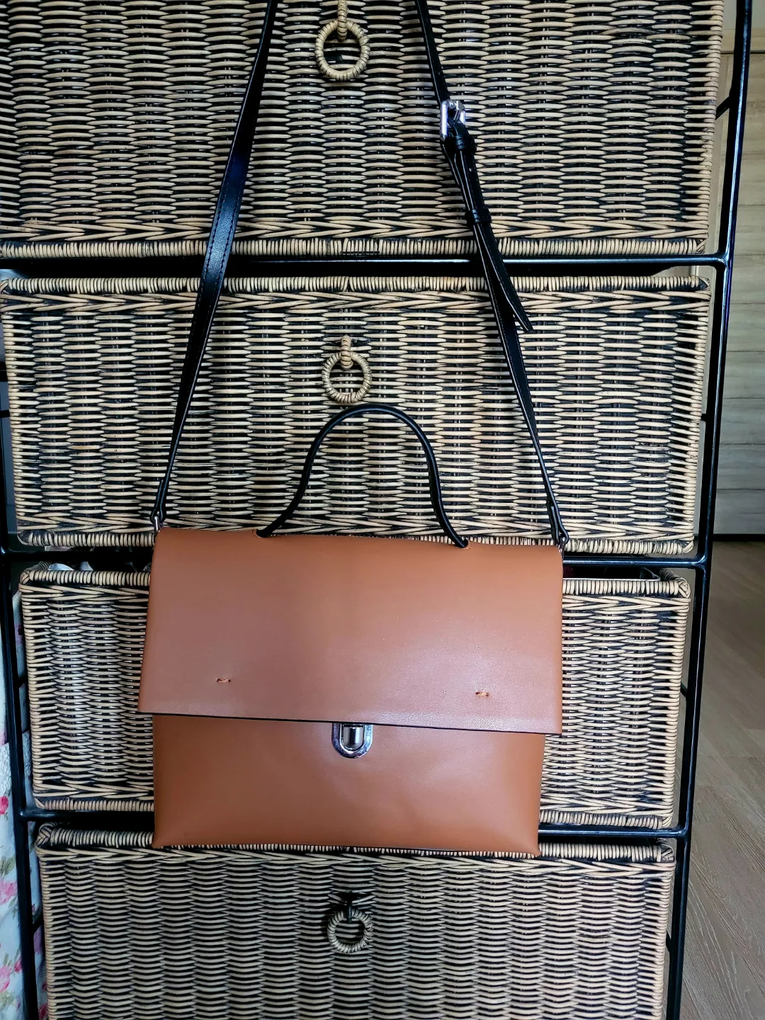 베네통가죽가방  새상품같은 중고  저렴하게 보냅니다(수납공간이 넓어요26×20×23