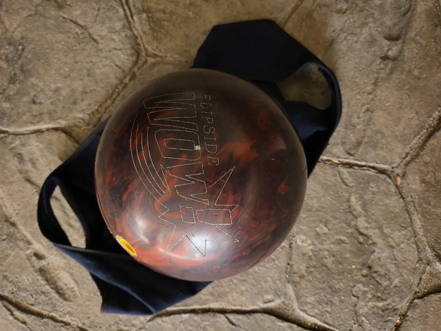 WOW! FlIPSiDE 중고 볼링공 판매합니다. 사용감은 있지만 연습용으로 좋아요.