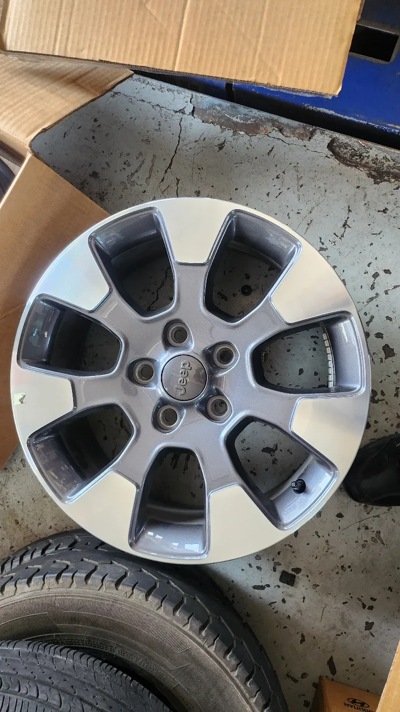 지프 순정 휠  18인치  최상급 중고휠 4개 판매합니다