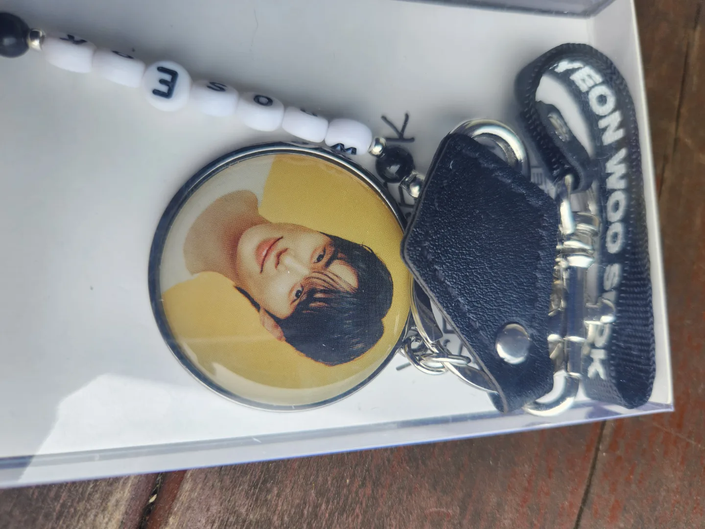 변우석의 시크릿모먼트  뒤에 싸인 있음