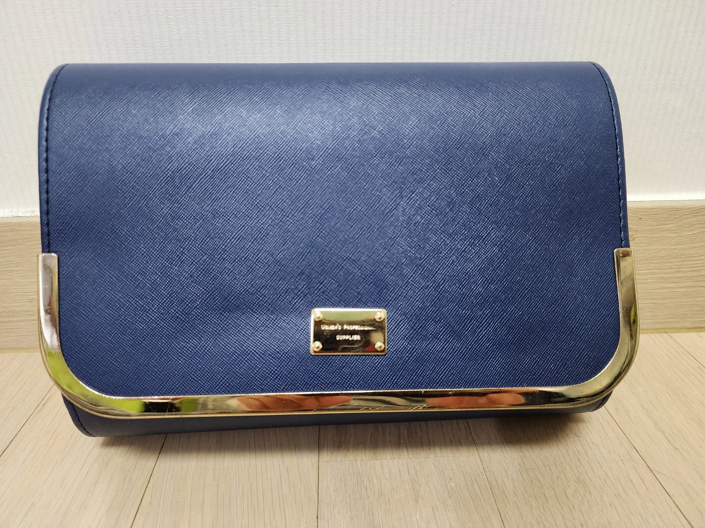 핸드백 중고로 올립니다.