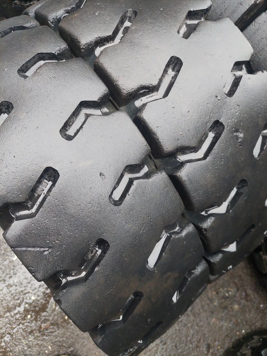 지게차용 통타이어 중고 6개팝니다.