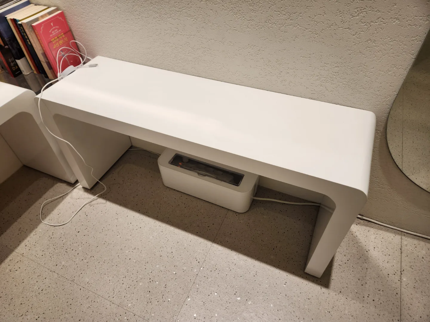 하이 그로시 흰색 대기 의자 팝니다.