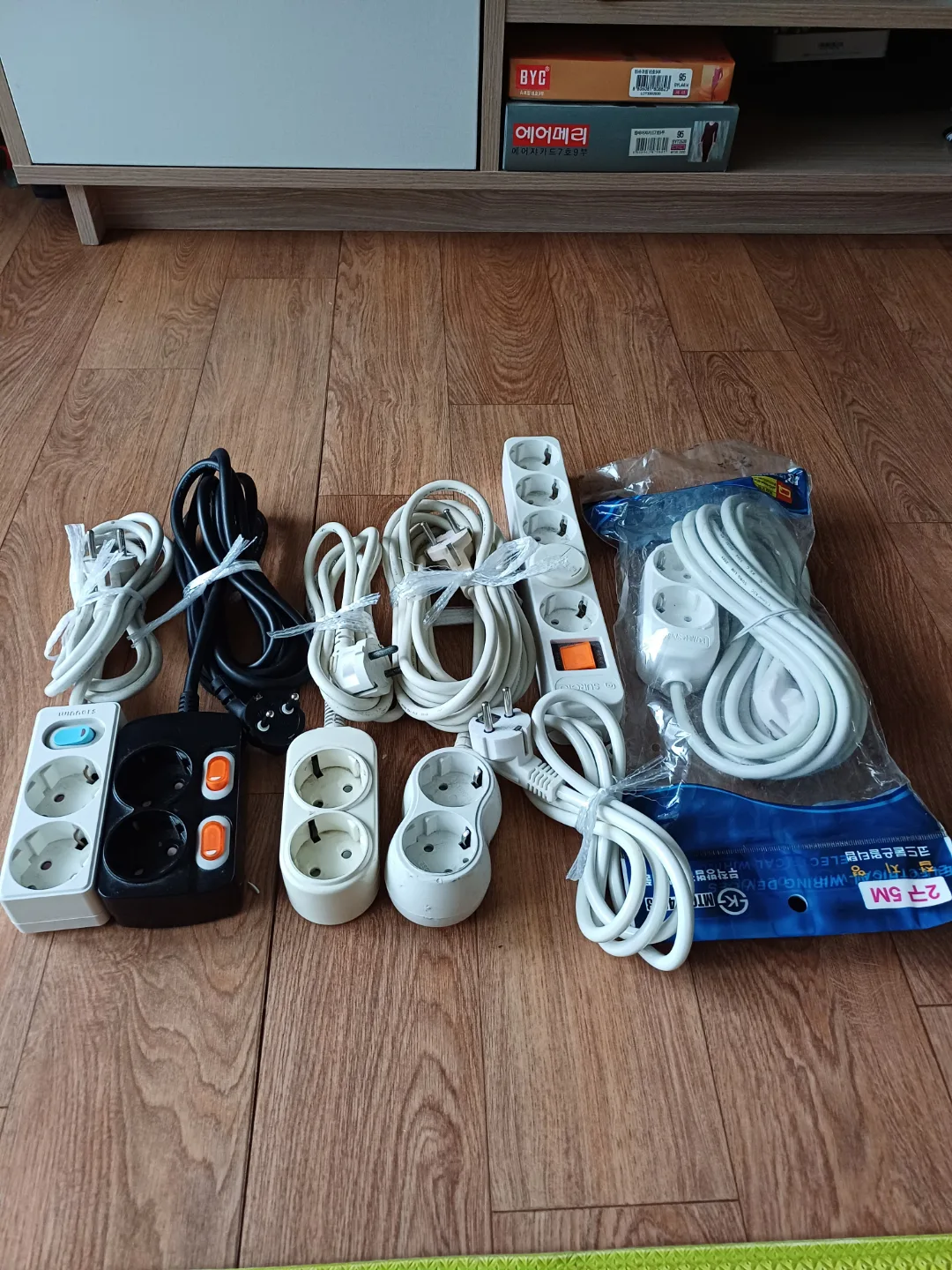 멀티탭 모음  1개  세것  5개  중고품입니다  합계 6개