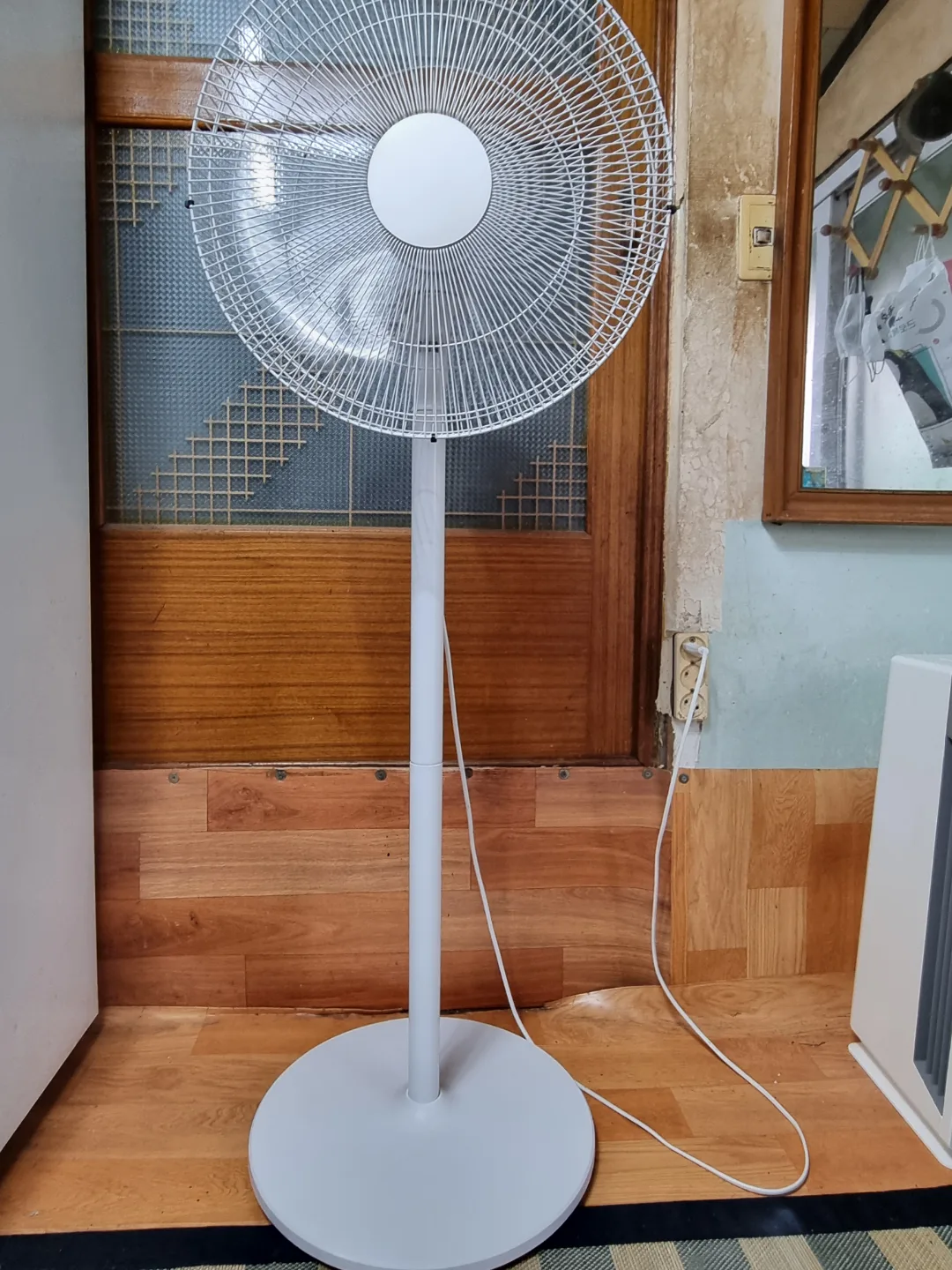 흰색 스탠드형 선풍기