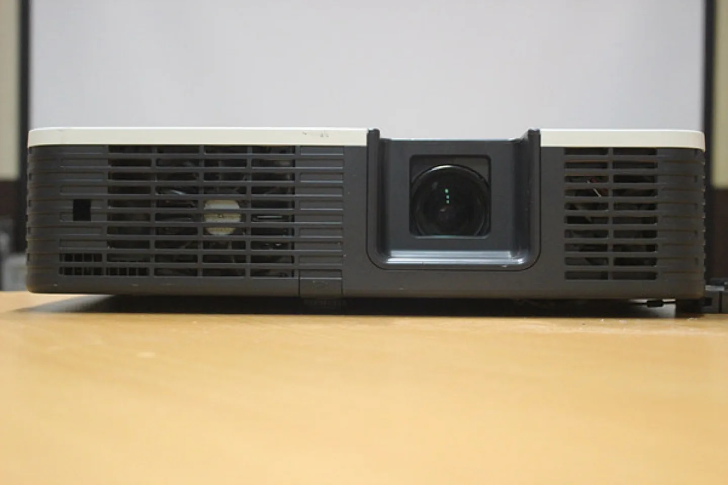 카시오 XJ-H1700 4000안시 DLP 빔프로젝터 2만시간 사용