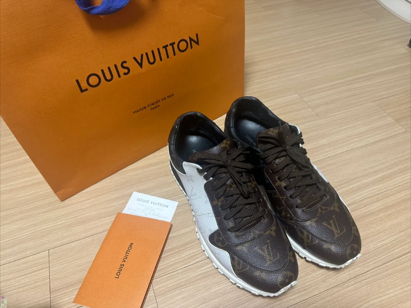 루이비통 런어웨이 스니커즈