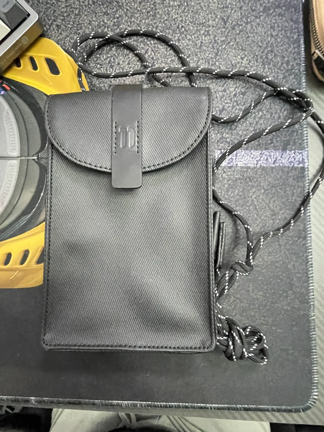 새러데이일레븐 미니 크로스백 블랙