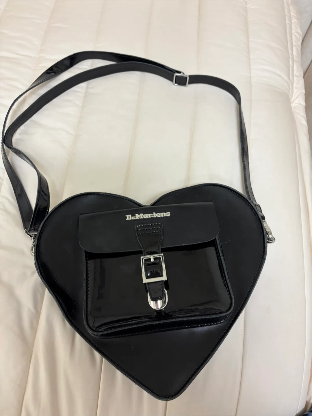 닥터마틴 하트 락 크로스백 블랙