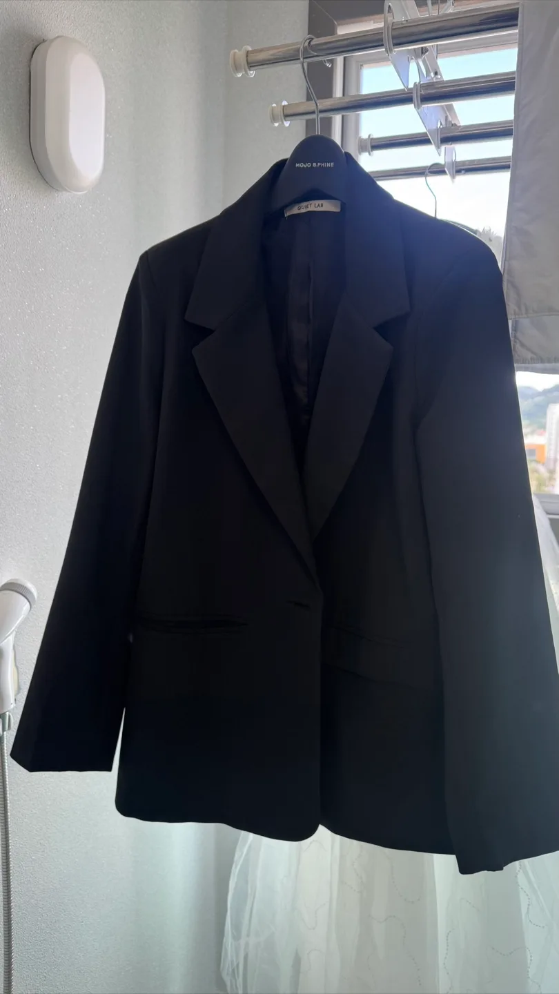 블랙 블레이저 모조에스핀 스타일