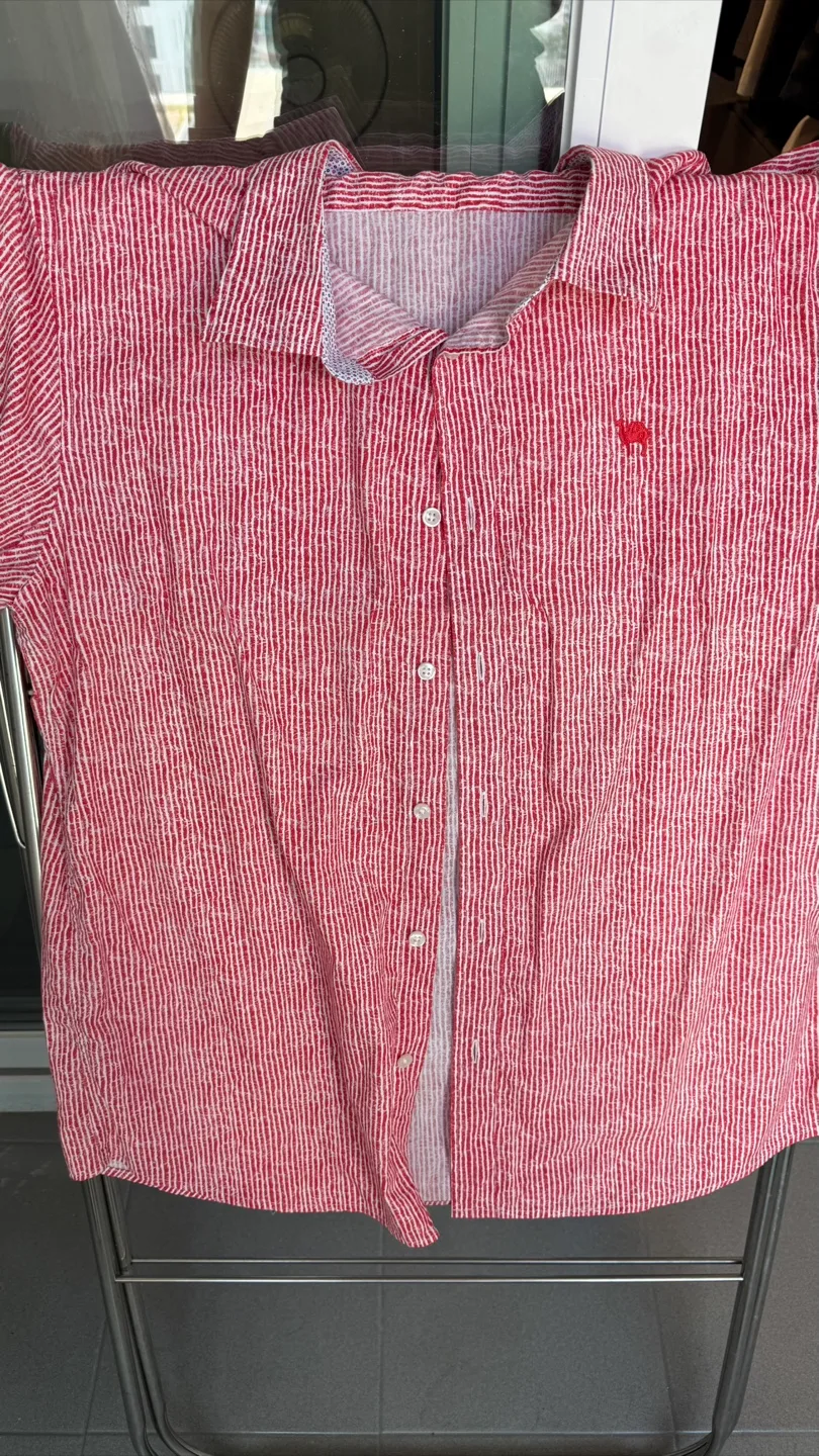 빨간색 반팔 셔츠