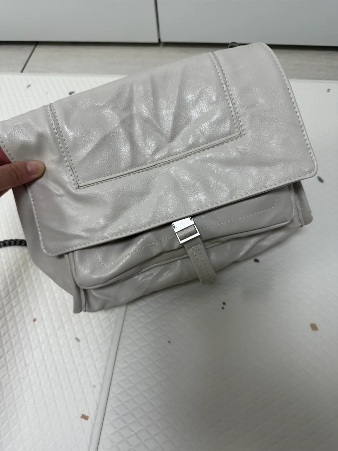 새상품✨ 자라 링클 이펙트 락 크림색상 / 자라 카즈하 숄더백