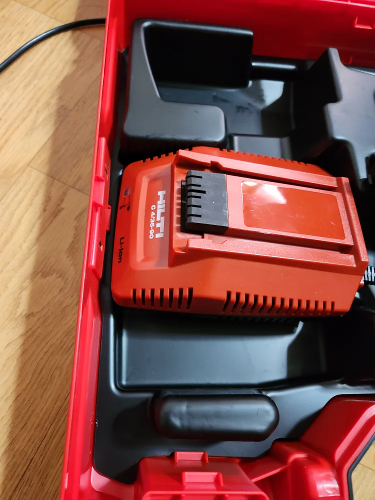 힐티 C 4/36-90 충전기. 중고