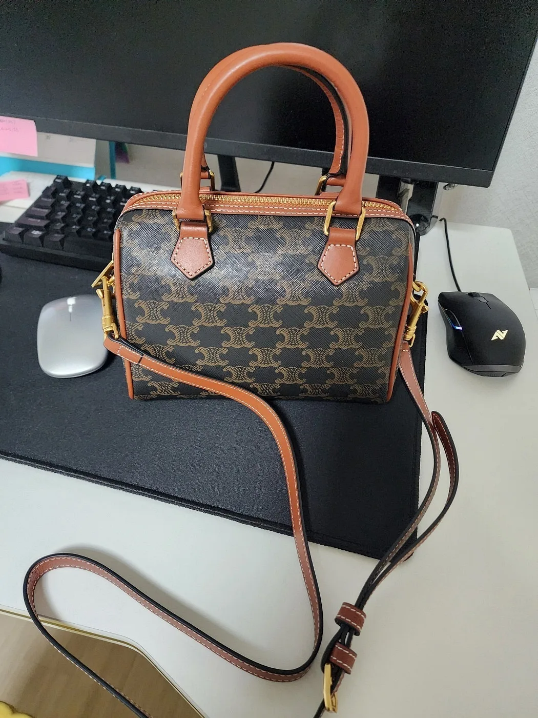 우아한 CELINE 보스턴백입니다