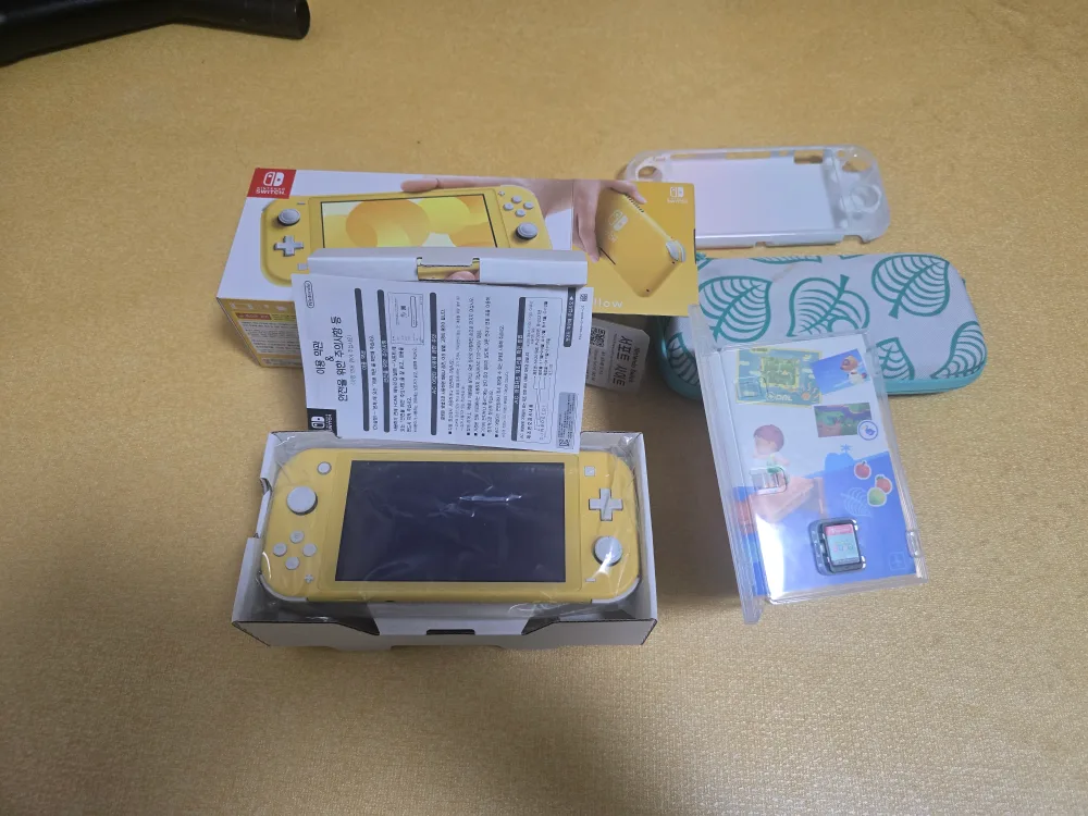 닌텐도 스위치 라이트 옐로우 판매 합니다.