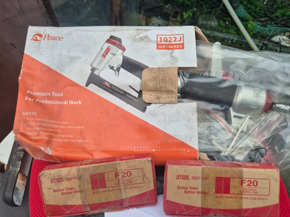 목공용에어 타카 1022J, F20 못 세트2통.목공용 F30 중고 1개