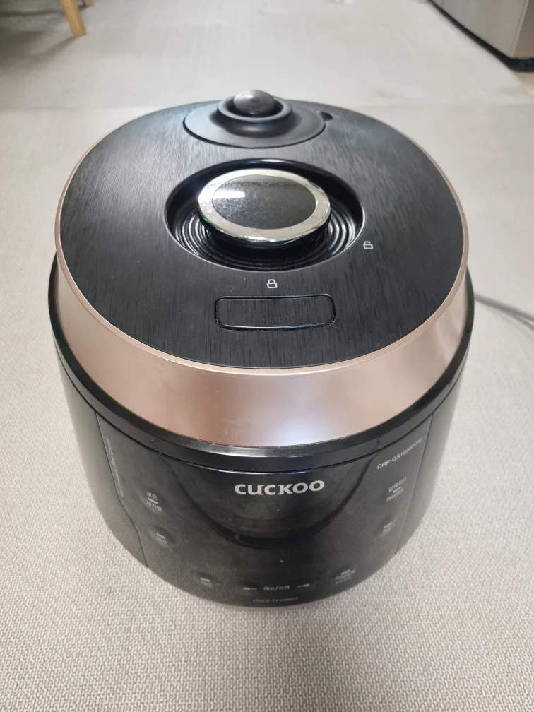 중고 쿠쿠 10인용 압력밥솥 CRP-QS1020FGM 팝니다.