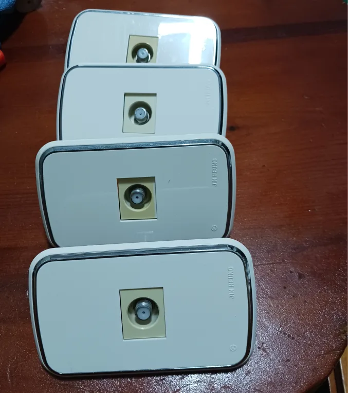 진흥 유선방송 콘센트 중고 4개 나늠 합니다--