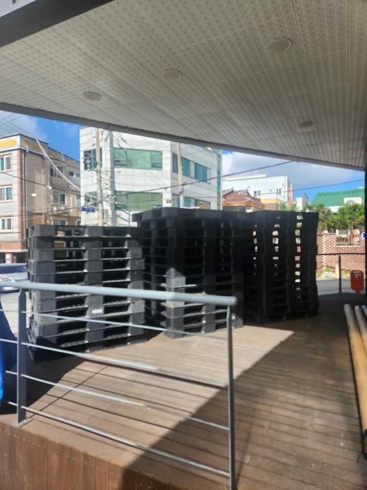 중고 검정색 플라스틱 경량 팔레트(파렛트, 파레트) 판매합니다.