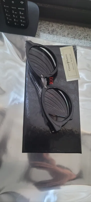 누구에게나 잘어울리는 체사레 선글라스 입니다