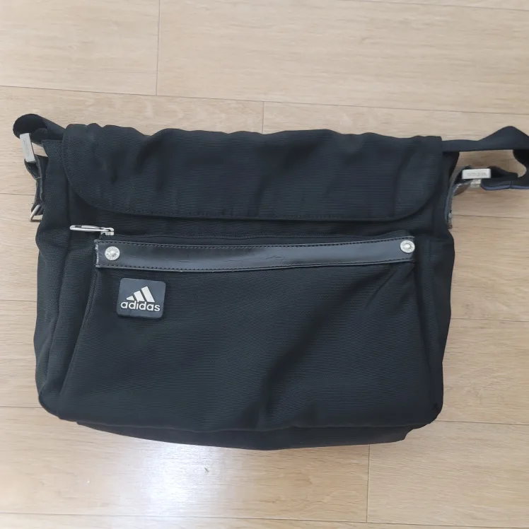 아디다스 검정 크로스백 중고