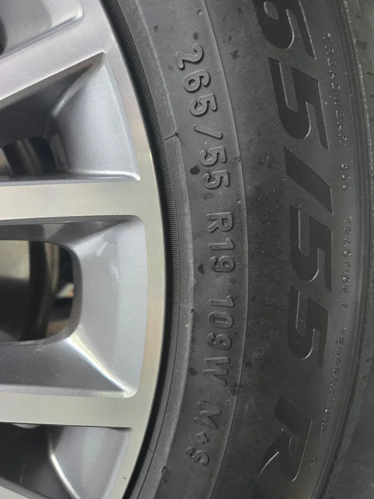 피렐리 265/55/19 중고타이어 1짝 팝니다.