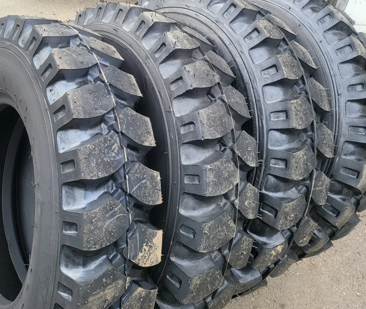 6w굴삭기용 재생타이어 9.00-20  8개팝니다