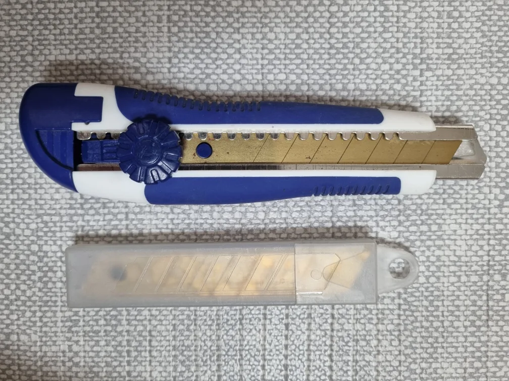 중고 커터칼 새 칼날 4개 포함 판매합니다
