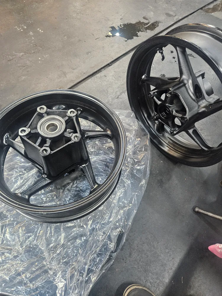 Tmax Dx 중고 블랙휠(앞뒤) 팝니다