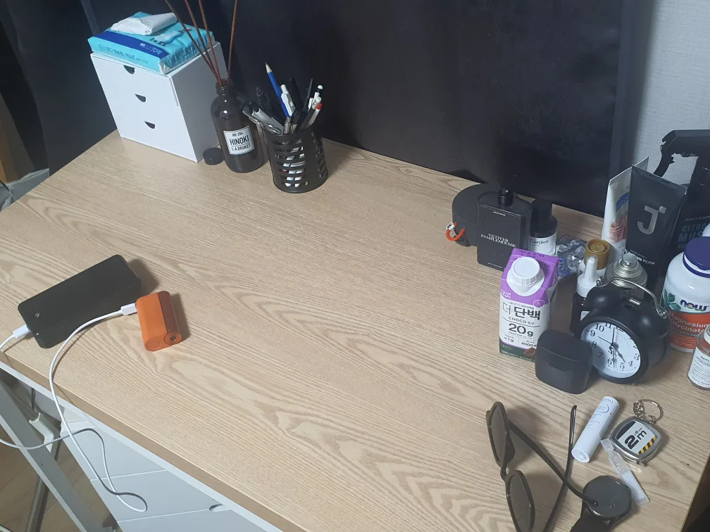 깔끔한 디자인 책상