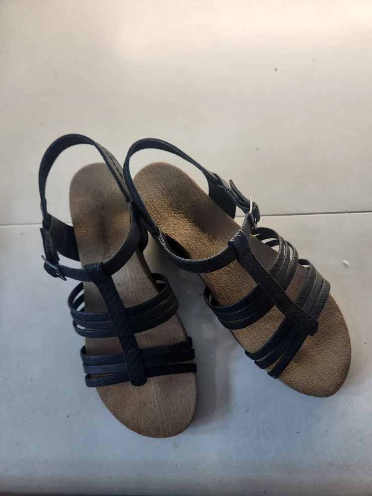 블랙 스트랩 샌들