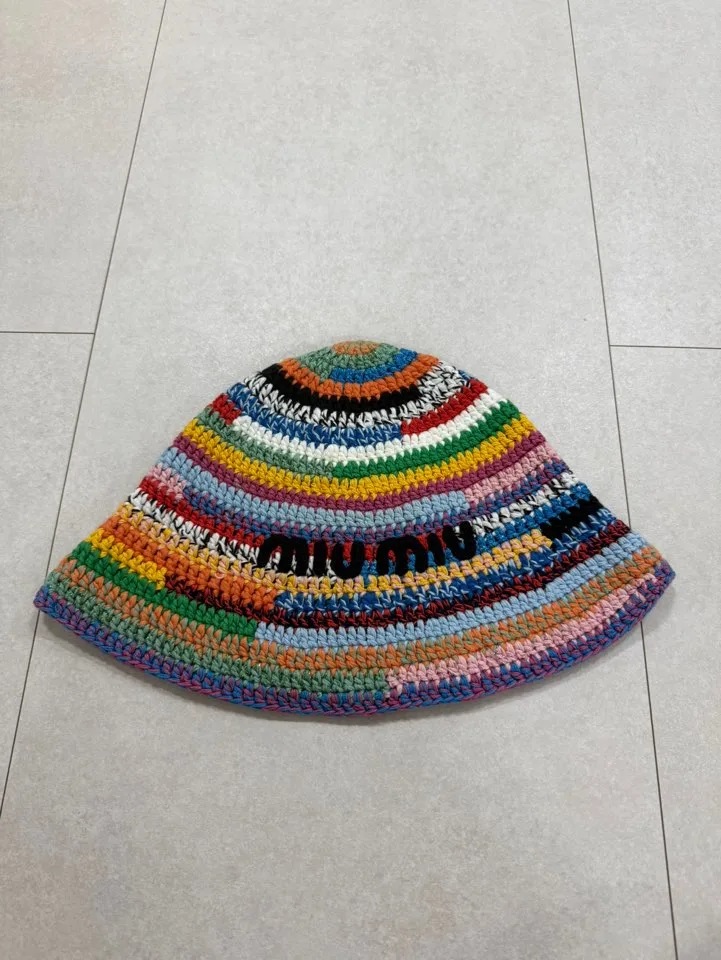 미우미우 23FW 레인보우 크로셰 버킷햇
