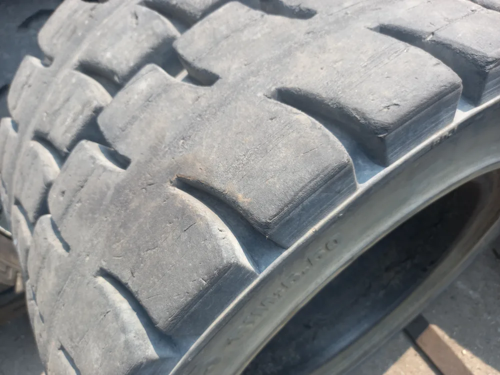 지게차용 중고 통타이어 6개팝니다.