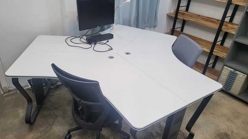 화이트 사무용 책상