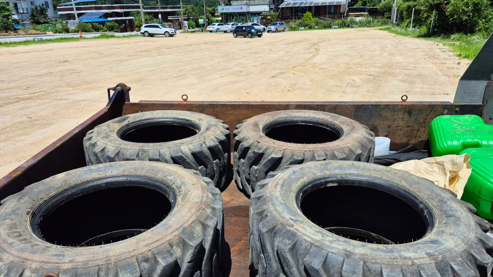 굴사기 03w 중고 타이어 4개